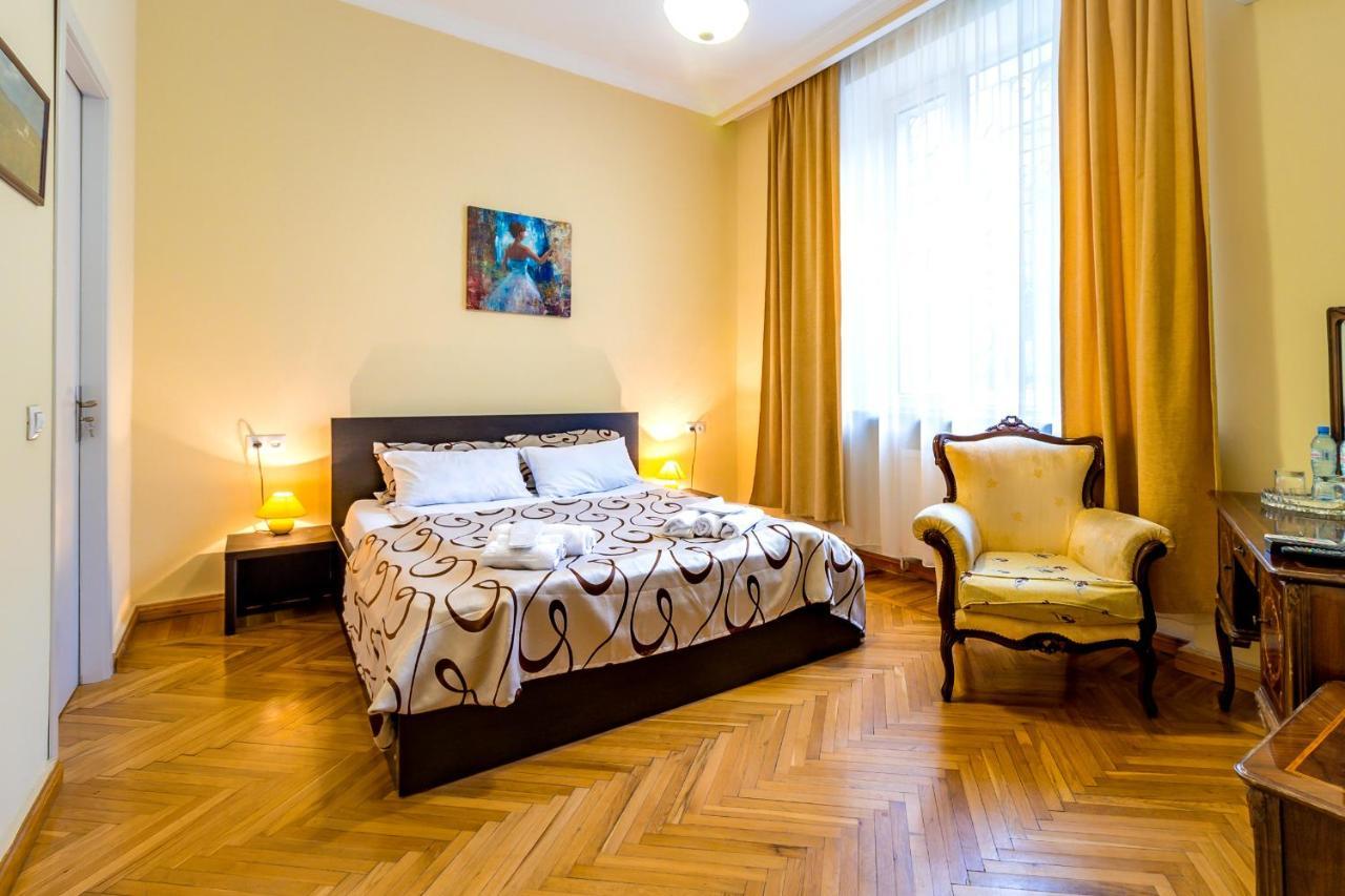 V Park Hotel Тбилиси Экстерьер фото